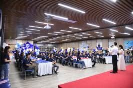 그의 생일을 축하하기 위해 기업가 정신과 직원들에게 자신의 역사를 말하는 Rhinoceros 설립자